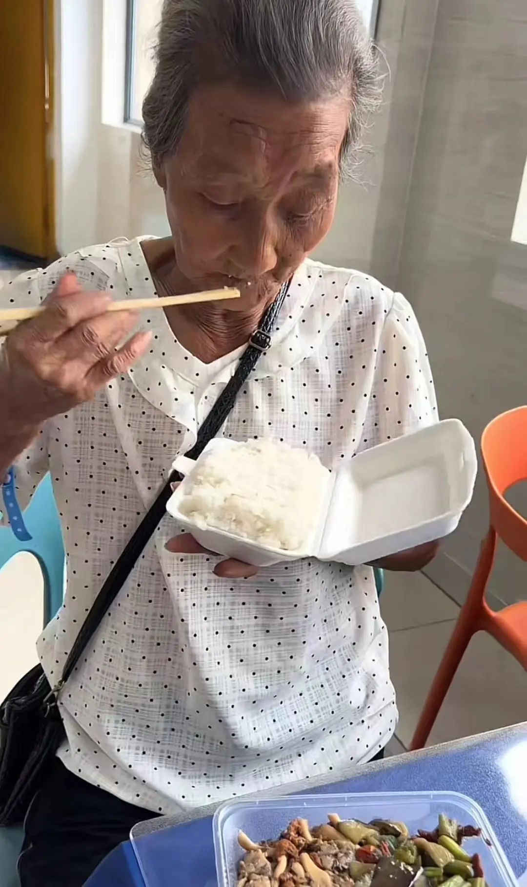 DƬ